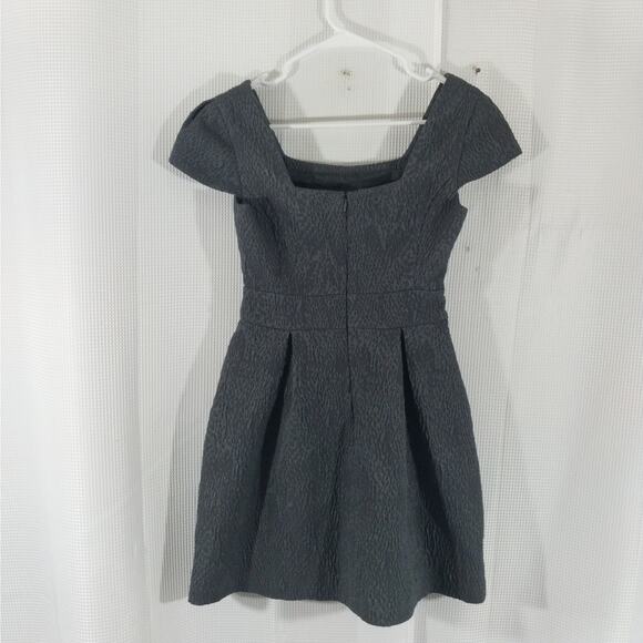 BCBGENERATION! DOVE GRAY CRINKLED FINISH, CINCHED WAIST,FRONT PLEAT DRESS! SZ 2 - Picture 5 of 8